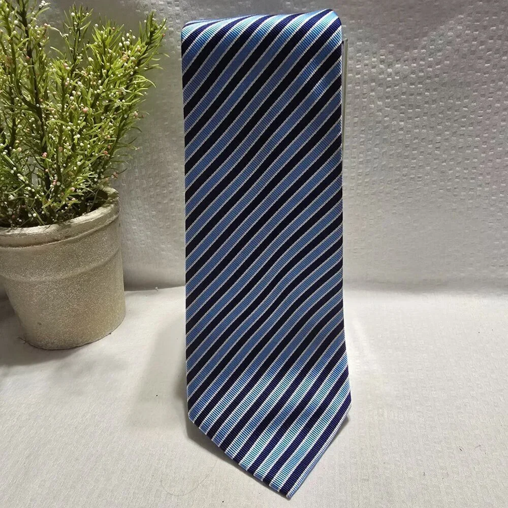 DUCK HEAD MENS SILK TIE STAIN RESISTANT BLUE AND NAVY DIAGONAL STRIPE EUC